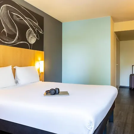 Ibis Paris Velizy 3* מדון