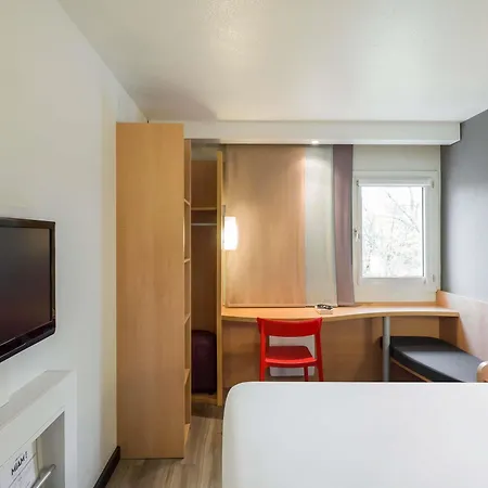 Ibis Paris Velizy 3* מדון