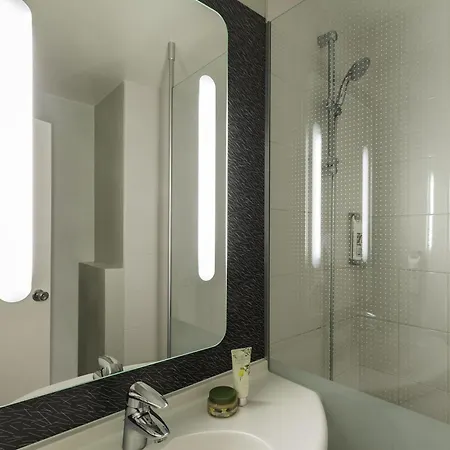 Ibis Paris Velizy 3* מדון