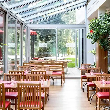 Ibis Paris Velizy 3* מדון