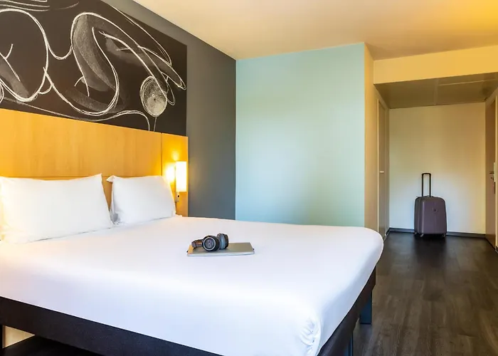 Ibis Paris Velizy 3* מדון