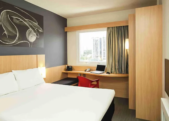 Ibis Paris Velizy 호텔