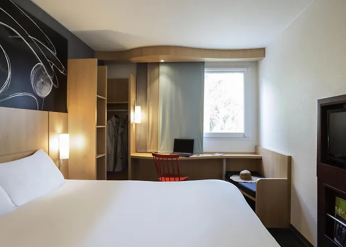 Ibis Paris Velizy מדון