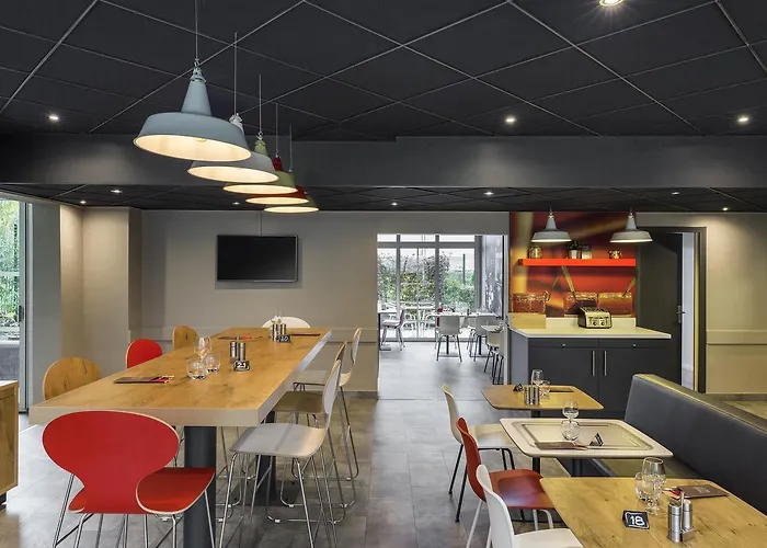 Ibis Paris Velizy 호텔 뫼동